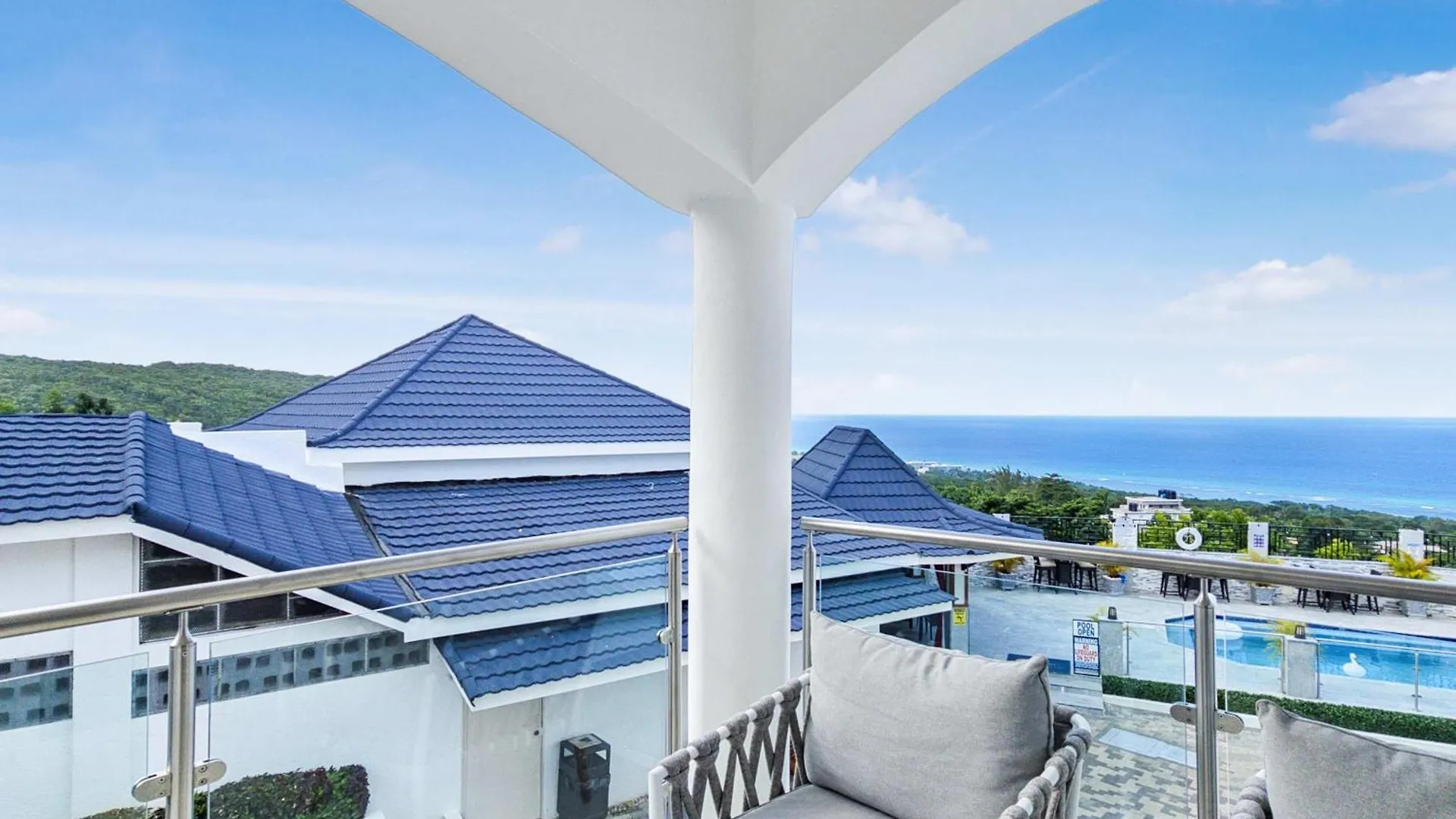 Hospitality Expert Bts 5 - Pool Beach & Bar Montego Bay